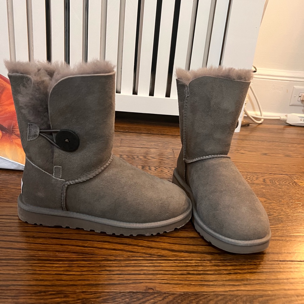 Ugg Bailey Button Size 5
